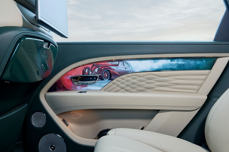 Bên cạnh tác phẩm nghệ thuật đặc biệt, khoang nội thất của Bentayga EWB Mulliner còn được bọc da màu xanh lá cây Portland và Cumbrian với các đường chỉ khâu tương phản và hình thêu Bentley trên tựa lưng.