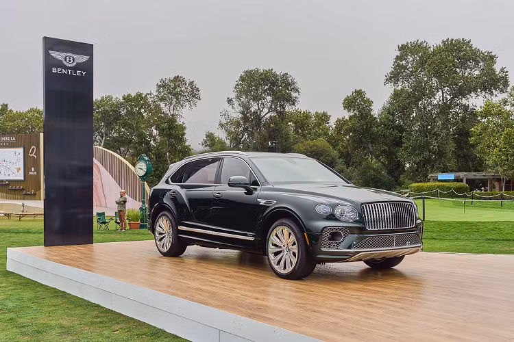  Bentley Bentayga EWB Mulliner 2022 đã vốn là mẫu SUV sang trọng bậc nhất thế giới, Mulliner đã quyết định “nâng tầm” chiếc Bentayga EWB này với những chi tiết ốp nội thất cơ bản được thay thế bằng các tấm ốp đặc biệt được khắc họa hình ảnh các mẫu xe đặc biệt.