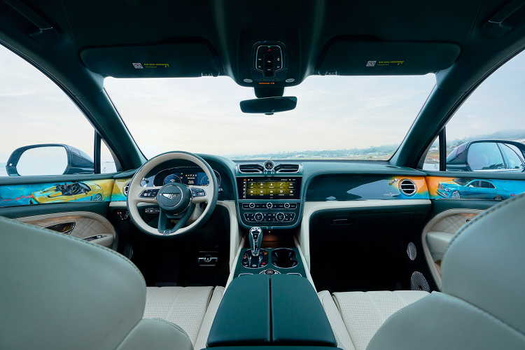 Mặc dù về tổng thể, mẫu xe trông không quá nổi bật từ bên ngoài nhưng khoang nội thất có các tấm veneer được sơn airbrush nhằm tôn vinh những mẫu xe đặc biệt đến từ bộ phận Mulliner. Các tác phẩm nghệ thuật ban đầu được tạo ra bởi đội ngũ Thiết kế Mulliner nhưng những tấm ốp này đã được Piers Dowell và Lewis Warby tái tạo một cách cẩn thận trên ván gỗ.