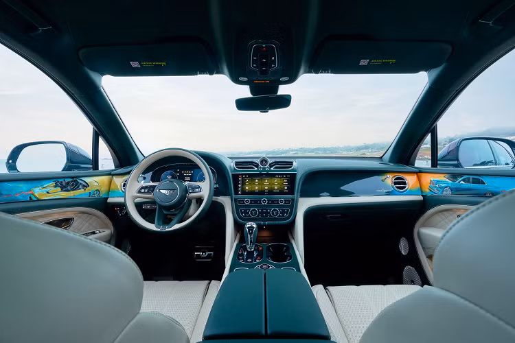 Mặc dù về tổng thể, mẫu xe trông không quá nổi bật từ bên ngoài nhưng khoang nội thất có các tấm veneer được sơn airbrush nhằm tôn vinh những mẫu xe đặc biệt đến từ bộ phận Mulliner. Các tác phẩm nghệ thuật ban đầu được tạo ra bởi đội ngũ Thiết kế Mulliner nhưng những tấm ốp này đã được Piers Dowell và Lewis Warby tái tạo một cách cẩn thận trên ván gỗ.