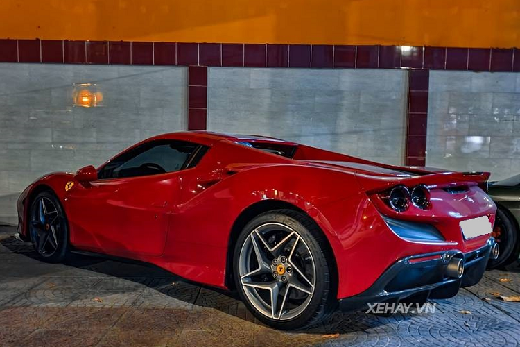 Mẫu siêu xe Ferari F8 Spider sở hữu ngôn ngữ thiết kế "S-Duct" với họng hút gió trước lấy cảm hứng từ xe đua F1, giúp tăng thêm 15% lực ép xuống mặt đường so với mẫu xe tiền nhiệm. mức giá xe Ferari F8 Spider khoảng hơn 20 tỷ đồng khi mới về Việt Nam.