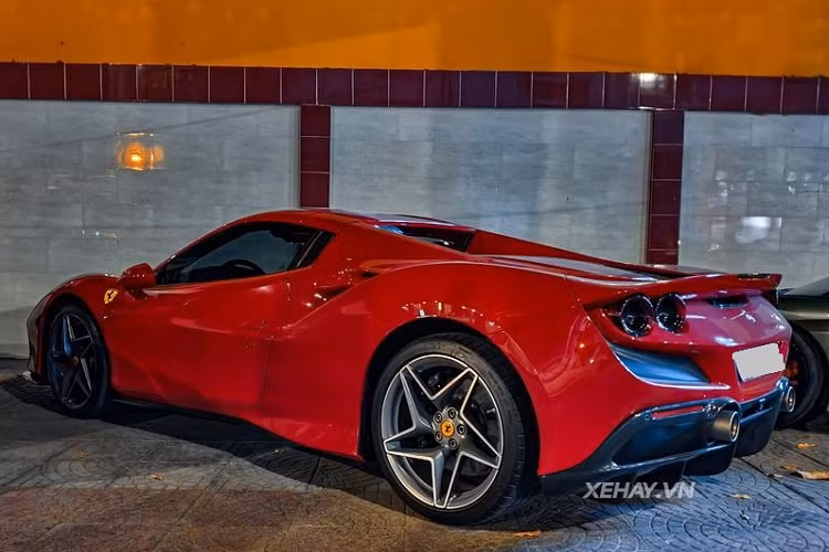 Mẫu siêu xe Ferari F8 Spider sở hữu ngôn ngữ thiết kế "S-Duct" với họng hút gió trước lấy cảm hứng từ xe đua F1, giúp tăng thêm 15% lực ép xuống mặt đường so với mẫu xe tiền nhiệm. mức giá xe Ferari F8 Spider khoảng hơn 20 tỷ đồng khi mới về Việt Nam.