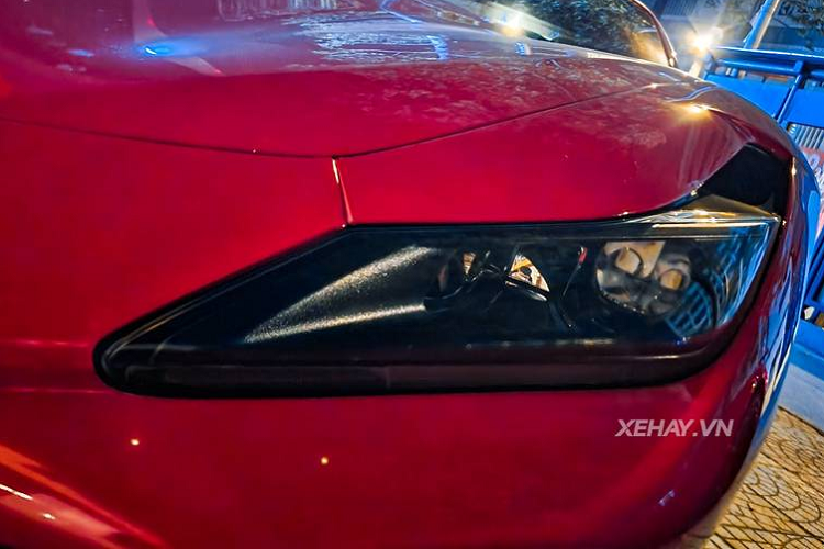 Phần đầu xe nổi bật với cụm đèn pha dạng Full-LED nằm ngang thanh mảnh, gọn gàng hơn, các khe hút gió mới đặt ngay bên trên giúp cải thiện luồng khí trong vòm bánh xe trước.