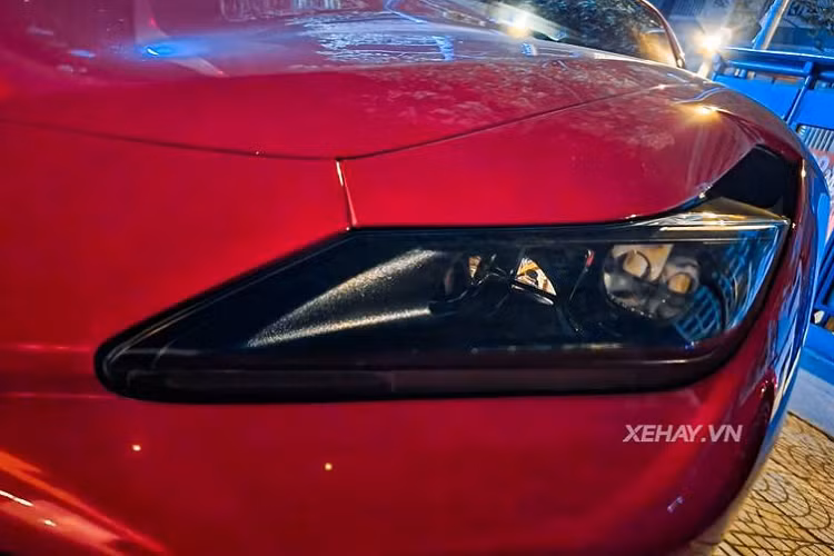 Phần đầu xe nổi bật với cụm đèn pha dạng Full-LED nằm ngang thanh mảnh, gọn gàng hơn, các khe hút gió mới đặt ngay bên trên giúp cải thiện luồng khí trong vòm bánh xe trước.