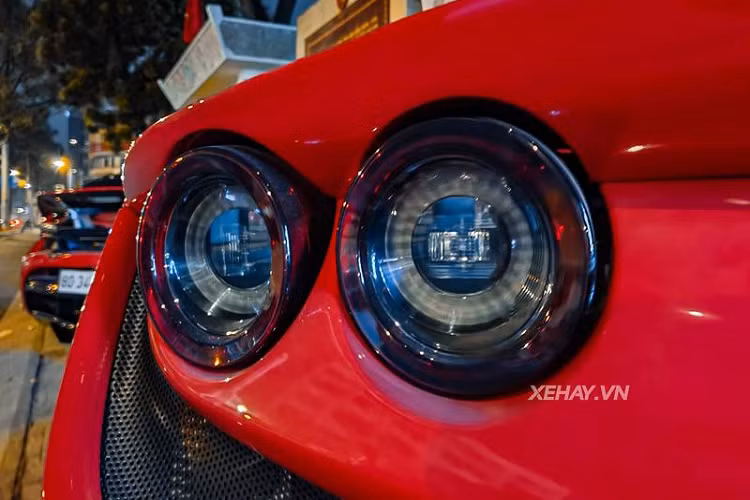 Xe được trang bị bộ la-zăng Matt Grigio Corsa Diamond Cut hình ngôi sao có kích thước 20 inch, kết hợp hệ thống phanh gốm với cùm phanh màu đỏ tệp với màu sơn ngoại thất (nguyên bản là màu đen).