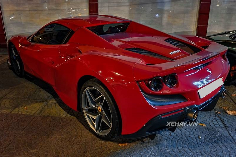 Di chuyển vào bên trong, nội thất của chiếc Ferrari F8 Spider tại Việt Nam được trang bị rất nhiều chi tiết làm từ sợi carbon như khung ghế, ốp trang trí... Cung cấp sức mạnh cho Ferrari F8 Spider là động cơ tăng áp kép V8 3.9 lít tương tự bản coupe F8 Tributo, sản sinh công suất 711 mã lực và mô-men xoắn cực đại 770Nm.