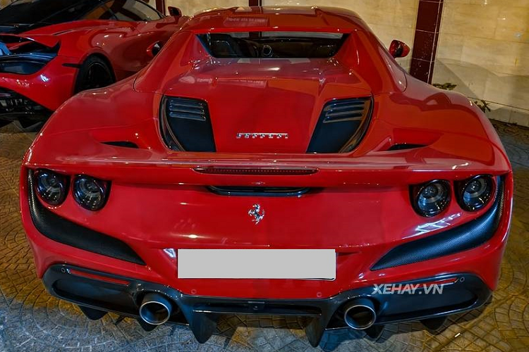 Cũng giống như những người anh em nhà "ngựa chồm" gồm 458 Spider và 488 Spider, Ferrari F8 Spider có phần mui cứng có thể thu gọn vào khoang sau, việc đóng/mở mui chỉ mất 14 giây, và nó có thể hoạt động ở tốc độ lên tới 45 km/h. Tuy nhiên, bộ mui trần dạng cứng này cũng khiến F8 Spider nặng hơn F8 Tributo tới 70 kg.
