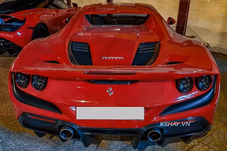 Cũng giống như những người anh em nhà "ngựa chồm" gồm 458 Spider và 488 Spider, Ferrari F8 Spider có phần mui cứng có thể thu gọn vào khoang sau, việc đóng/mở mui chỉ mất 14 giây, và nó có thể hoạt động ở tốc độ lên tới 45 km/h. Tuy nhiên, bộ mui trần dạng cứng này cũng khiến F8 Spider nặng hơn F8 Tributo tới 70 kg.