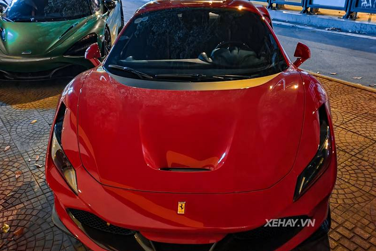 Về ngoại hình, khác với chiếc Ferrari F8 Spider đầu tiên tại Việt Nam mang nước sơn ngoại thất màu vàng nổi bật, chiếc F8 Spider trong bài sở hữu tông màu đỏ Rosso Corsa truyền thống của thương hiệu "ngựa chồm".