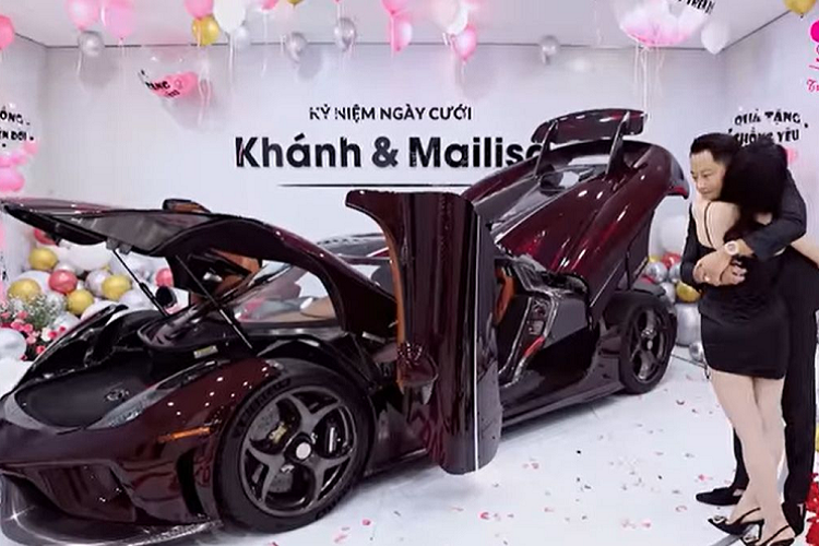 Trên thế giới, chỉ có đúng 80 chiếc Regera được xuất xưởng. Ước tính tổng số tiền mà doanh nhân Hoàng Kim Khánh sẽ phải chi để sở hữu siêu phẩm Koenigsegg Regera tại Việt Nam, sau khi nộp đầy đủ các khoản thuế phí và biển số có thể dao động từ 120 - 250 tỷ đồng (tuỳ giá xe).