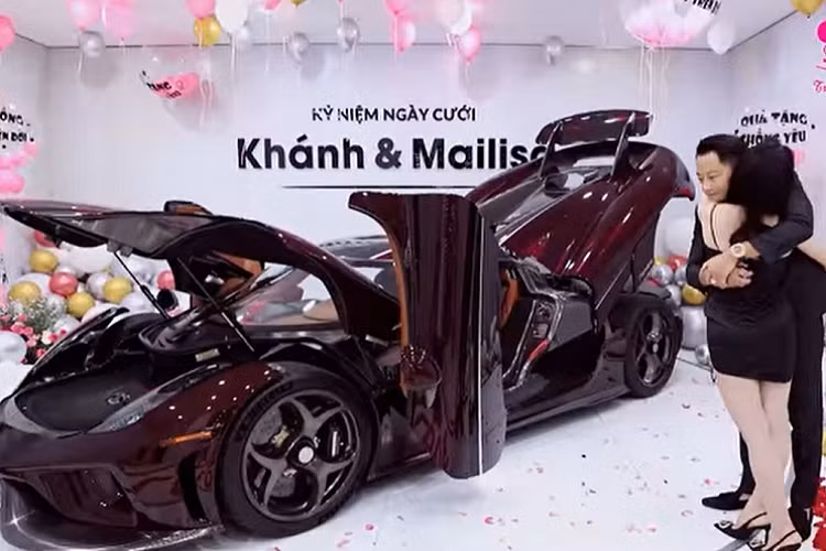 Trên thế giới, chỉ có đúng 80 chiếc Regera được xuất xưởng. Ước tính tổng số tiền mà doanh nhân Hoàng Kim Khánh sẽ phải chi để sở hữu siêu phẩm Koenigsegg Regera tại Việt Nam, sau khi nộp đầy đủ các khoản thuế phí và biển số có thể dao động từ 120 - 250 tỷ đồng (tuỳ giá xe).