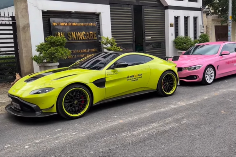 Theo đó, dàn siêu xe hơn 350 tỷ đồng của vị đại gia sẽ có mặt trong sự kiện đặc biệt này, bao gồm Koenigsegg Regera, McLaren Senna, Lamborghini Aventador S, Ferrari 488 Pista Spider, Aston Martin V8 Vantage, cặp đôi xe Bentley hay SUV Cadillac Escalade ESV Sport.