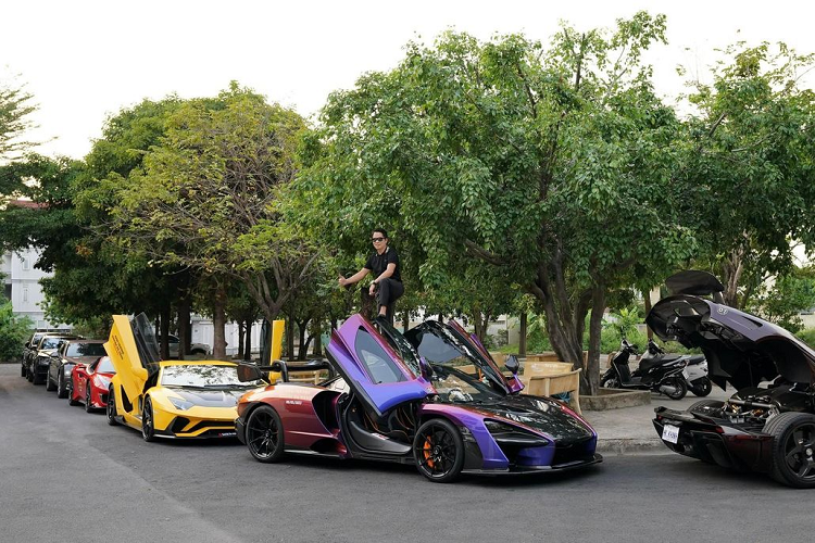 Trong khi đó, McLaren Senna có giá lăn bánh khoảng 50 tỷ đồng. Điểm ấn tượng nhất của siêu phẩm này chính là màu sơn ngoại thất Cerberus Pearl, được tạo nên bởi các sắc độ xanh - tím - vàng - cam, có thể thay đổi sắc độ theo góc nhìn.