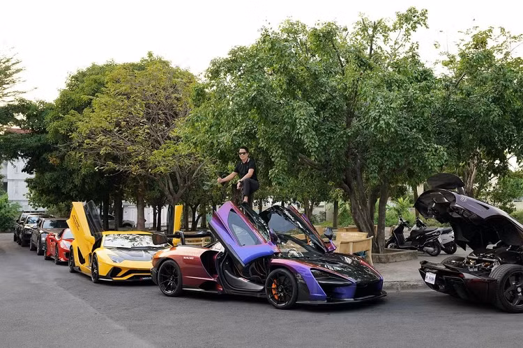 Trong khi đó, McLaren Senna có giá lăn bánh khoảng 50 tỷ đồng. Điểm ấn tượng nhất của siêu phẩm này chính là màu sơn ngoại thất Cerberus Pearl, được tạo nên bởi các sắc độ xanh - tím - vàng - cam, có thể thay đổi sắc độ theo góc nhìn.