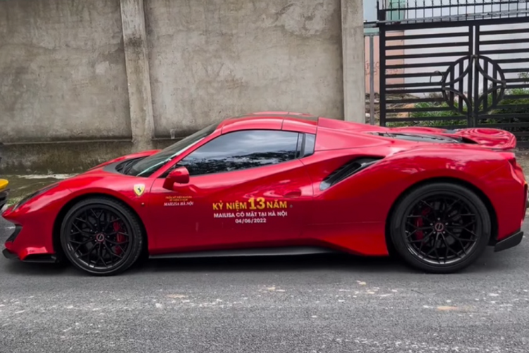 Trên thế giới, chỉ có 3 chiếc Senna (trong tổng số 500 chiếc) được hoàn thiện trong màu sơn trị giá hơn 28.000 USD (khoảng 650 triệu đồng) này.