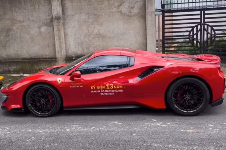 Trên thế giới, chỉ có 3 chiếc Senna (trong tổng số 500 chiếc) được hoàn thiện trong màu sơn trị giá hơn 28.000 USD (khoảng 650 triệu đồng) này.