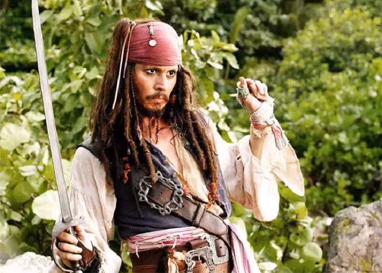 Thang tram cua “ga cuop bien” Johnny Depp voi vai dien dinh menh-Hinh-4