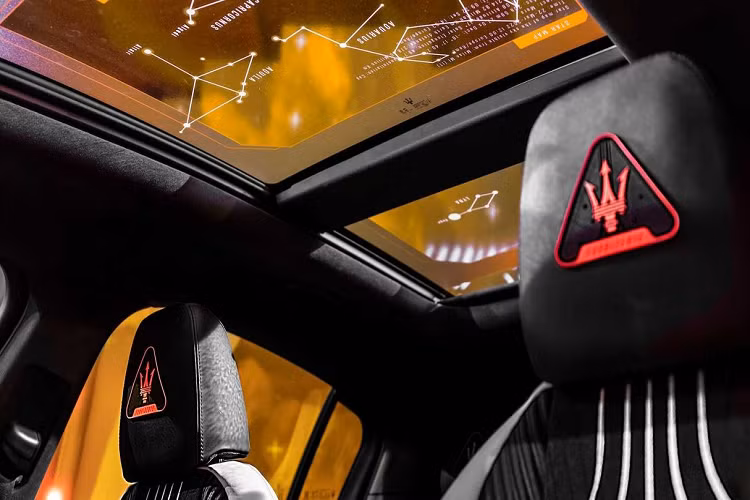 Ở bên trong cabin, trang bị nội thất của Maserati Grecale Mission from Mars tương tự như bản thường. Màn hình cỡ lớn kích thước 12,3 inch vẫn xuất hiện ở bảng điều khiển trung tâm. Điểm khác biệt nằm ở hệ thống ghế ngồi “lấy cảm hứng từ dòng điện trên sao Hỏa với bộ đồ phi hành gia chuyên dụng".