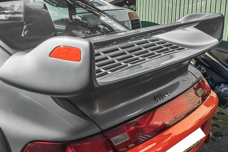 911 GT2 cũng là chiếc xe với động cơ tăng áp cuối cùng của Porsche được làm mát bằng không khí. Với hộp số sàn 6 cấp, xe có khả năng tăng tốc từ 0-100 km/h trong 3,9 giây và tốc độ tối đa đạt 301 km/h.