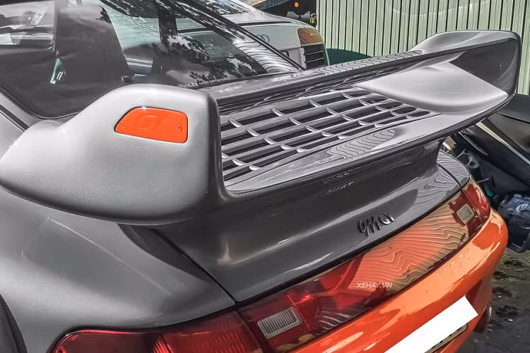 911 GT2 cũng là chiếc xe với động cơ tăng áp cuối cùng của Porsche được làm mát bằng không khí. Với hộp số sàn 6 cấp, xe có khả năng tăng tốc từ 0-100 km/h trong 3,9 giây và tốc độ tối đa đạt 301 km/h.