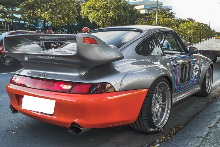 Dưới nắp ca-pô của xe là vị trí đặt bình nhiên liệu cực lớn, ắc quy và một số hệ thống điện khác. Về nội thất, 911 GT2 chỉ có các trang bị tiện nghi ở mức tối thiểu. Xe có cặp ghế giống xe đua và vô-lăng thể thao, trong khi bảng táp-lô hoàn toàn không có thay đổi gì so với các phiên bản 911 khác.