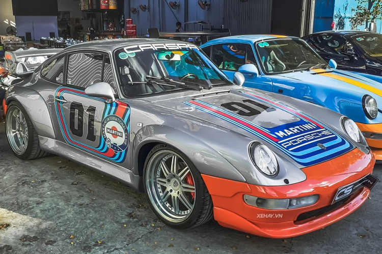 Ra mắt lần đầu vào năm 1993, siêu xe Porsche 911 GT2 vốn là một mẫu xe đua được chế tạo để tham gia vào các thể thức đua GT khác nhau của Liên đoàn đua ô tô Thế giới (FIA).