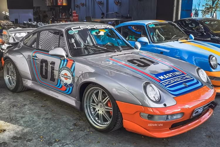 Ra mắt lần đầu vào năm 1993, siêu xe Porsche 911 GT2 vốn là một mẫu xe đua được chế tạo để tham gia vào các thể thức đua GT khác nhau của Liên đoàn đua ô tô Thế giới (FIA).