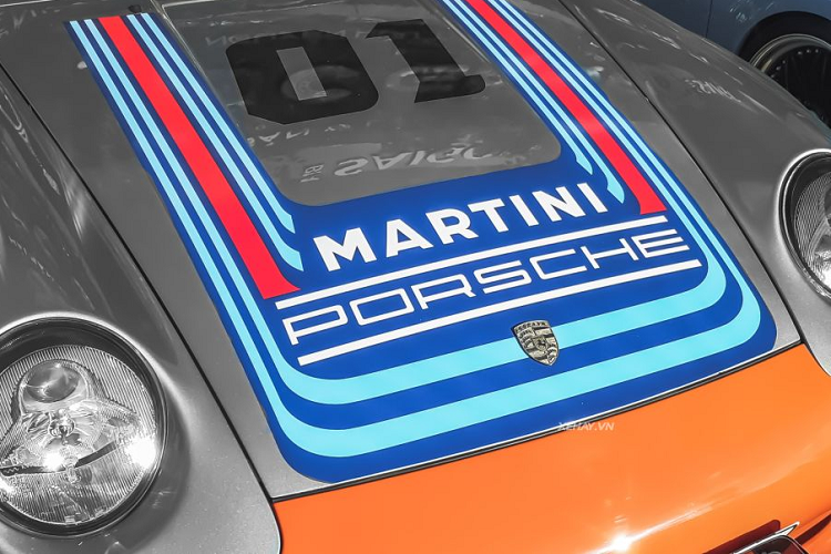 Tuy nhiên theo thể lệ của các giải đua, hãng sản xuất phải tạo ra một số lượng xe nhất định để bán cho khách hàng. Chính vì thế, hãng xe nước Đức đã sản xuất 57 chiếc Porsche 911 GT2 phiên bản "đường phố".