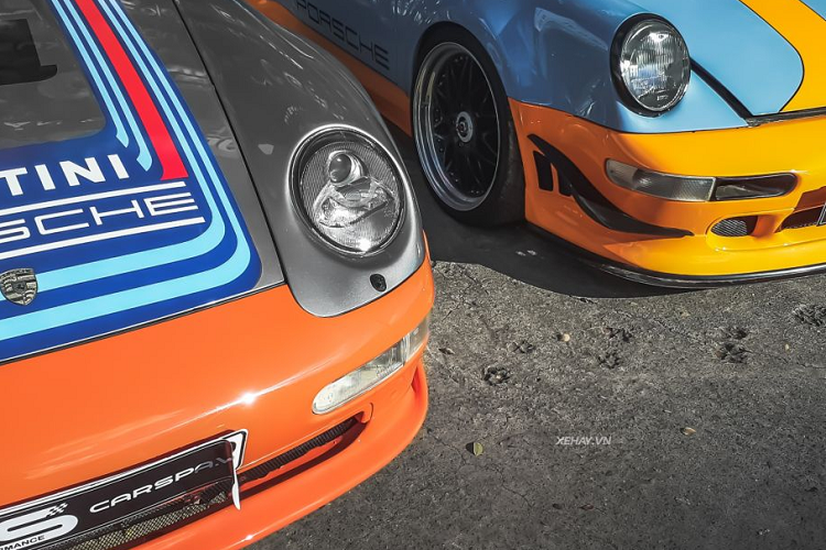 Xuất hiện trên đường phố Sài Gòn, Porsche 911 GT2 bản 993 nổi bật với thiết kế thể thao, nhưng vẫn pha chút cổ điển. Siêu xe có phần vòm bánh xe phía sau bo tròn mở rộng, kết hợp với các cửa kính và phần đuôi tệp vào thân xe thuôn mượt. Đèn pha hình bầu dục cũng được đặt ẩn vào thân xe thay vì là chóa tròn vuông góc với mặt đất.