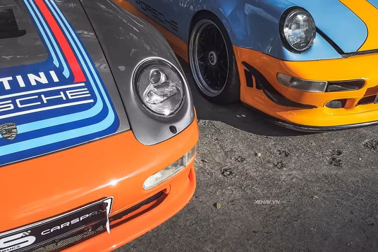 Xuất hiện trên đường phố Sài Gòn, Porsche 911 GT2 bản 993 nổi bật với thiết kế thể thao, nhưng vẫn pha chút cổ điển. Siêu xe có phần vòm bánh xe phía sau bo tròn mở rộng, kết hợp với các cửa kính và phần đuôi tệp vào thân xe thuôn mượt. Đèn pha hình bầu dục cũng được đặt ẩn vào thân xe thay vì là chóa tròn vuông góc với mặt đất.