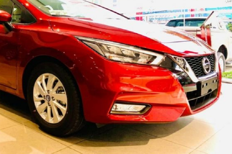 Nissan Almera 2022 tiếp tục được nhập khẩu nguyên chiếc từ Thái Lan. Tại “xứ sở chùa Vàng”, Almera 2022 được nâng cấp ngoại thất với phần cản trước/sau thể thao hơn, ngoại thất 2 tông màu. Tuy nhiên phiên bản này hiện chưa được phân phối tại Việt Nam.