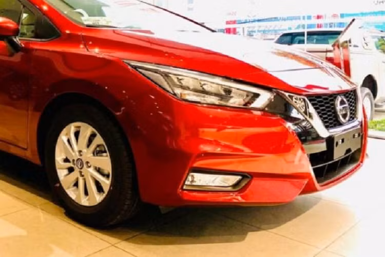 Nissan Almera 2022 tiếp tục được nhập khẩu nguyên chiếc từ Thái Lan. Tại “xứ sở chùa Vàng”, Almera 2022 được nâng cấp ngoại thất với phần cản trước/sau thể thao hơn, ngoại thất 2 tông màu. Tuy nhiên phiên bản này hiện chưa được phân phối tại Việt Nam.