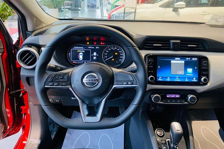 Danh sách các trang bị an toàn trên Nissan Almera 2022 có thể kể đến như hệ thống khởi hành ngang dốc, ABS, EBD, BA, cảnh báo điểm mù, cảnh báo phương tiện cắt ngang phía sau, hỗ trợ đổ đèo hay camera 360 độ.