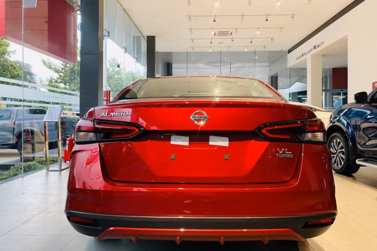 Đi cùng với khối động cơ 1.0l này là hộp số vô cấp CVT và 3 chế độ lái, trong đó có chế độ Sport. Khối động cơ này đã được điều chỉnh để đạt chuẩn khí thải Euro5.