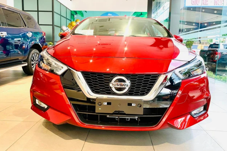 Theo thông tin từ tư vấn viên, xe hiện đang được các đại lý nhận cọc với 2 phiên bản: mức giá xe Nissan Almera 2022 CVT Trung cấp và CVT Cao được bán lần lượt là 539 triệu và 595 triệu đồng. Trong khi đó, phiên bản số sàn MT nhiều khả năng đã bị “khai tử” do ít người mua.