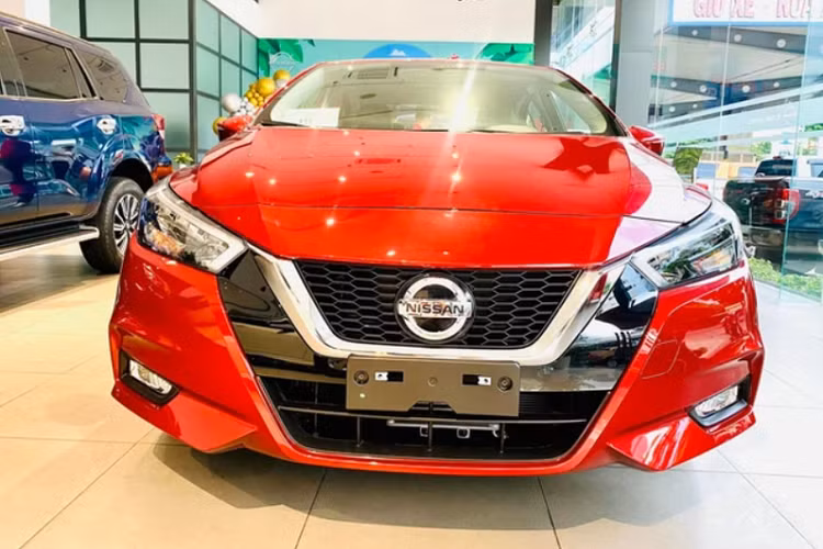 Theo thông tin từ tư vấn viên, xe hiện đang được các đại lý nhận cọc với 2 phiên bản: mức giá xe Nissan Almera 2022 CVT Trung cấp và CVT Cao được bán lần lượt là 539 triệu và 595 triệu đồng. Trong khi đó, phiên bản số sàn MT nhiều khả năng đã bị “khai tử” do ít người mua.