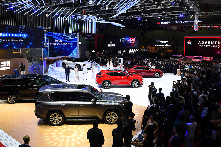 Ngoài tâm điểm là LF-Z, gian hàng của Lexus còn có những mẫu xe điện hóa hiện đang được hãng bán tại thị trường Việt Nam như NX350h... Triển lãm VMS 2022 sẽ diễn ra từ nay cho đến hết ngày 30/10/2022 với 14 thương hiệu ôtô góp mặt.