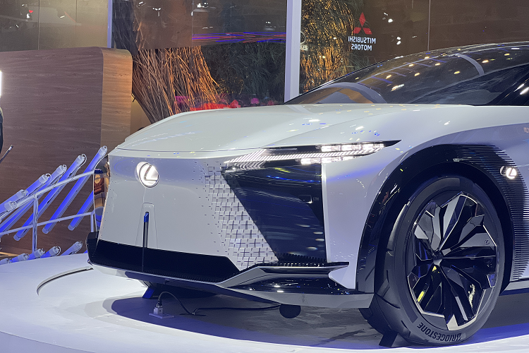 Theo hãng Lexus, LF-Z là mẫu xe ý tưởng với tầm nhìn vượt thời đại. Mẫu xe này từng đầu tiên ra mắt ở nước ngoài vào hồi tháng 3 năm ngoái. LF-Z được phát triển dựa trên cơ sở gầm bệ dành riêng cho ô tô điện của Lexus. Ngoài ra, xe còn được thiết kế theo phong cách SUV lai Coupe độc đáo.