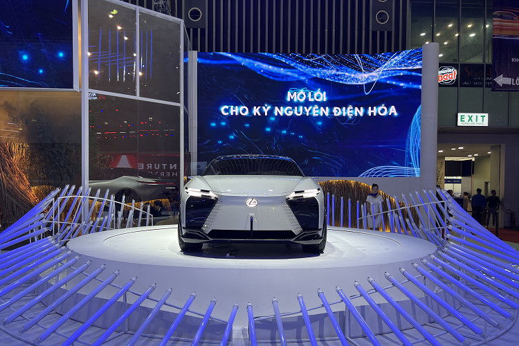 Trong khi đó, bên trong mẫu xe này là không gian nội thất được thiết kế xoay quanh ý tưởng "Tazuna", nghĩa là "dây cương" nhằm nhấn mạnh sự kết nối giữa xe và người lái. Vì là xe concept nên nội thất của Lexus LF-Z không giống với ô tô thương mại mà mang hơi hướng tương lai nhiều hơn.