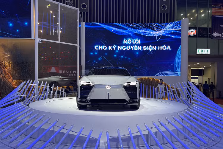 Trong khi đó, bên trong mẫu xe này là không gian nội thất được thiết kế xoay quanh ý tưởng "Tazuna", nghĩa là "dây cương" nhằm nhấn mạnh sự kết nối giữa xe và người lái. Vì là xe concept nên nội thất của Lexus LF-Z không giống với ô tô thương mại mà mang hơi hướng tương lai nhiều hơn.