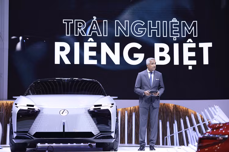 Cụ thể, thương hiệu xe sang Lexus với chủ đề "Mở lối cho kỷ nguyên Điện hóa" đã mang mẫu xe concept LF-Z chạy điện đến với triển lãm VMS 2022. Đây đồng thời cũng là lần đầu tiên mẫu xe concept này ra mắt tại Việt Nam sau một số thị trường quốc tế.