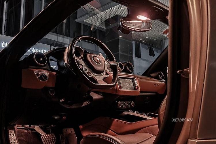 Đi kèm với đó là mâm xe hình ngôi sao sơn bạc và cùm phanh màu đỏ nổi bật. Ferrari California T còn gây ấn tượng bởi phần mui có thể đóng/mở trong 16 giây thông qua một nút bấm trong cabin.