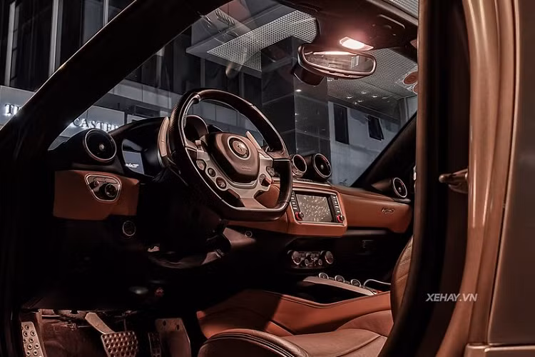 Đi kèm với đó là mâm xe hình ngôi sao sơn bạc và cùm phanh màu đỏ nổi bật. Ferrari California T còn gây ấn tượng bởi phần mui có thể đóng/mở trong 16 giây thông qua một nút bấm trong cabin.