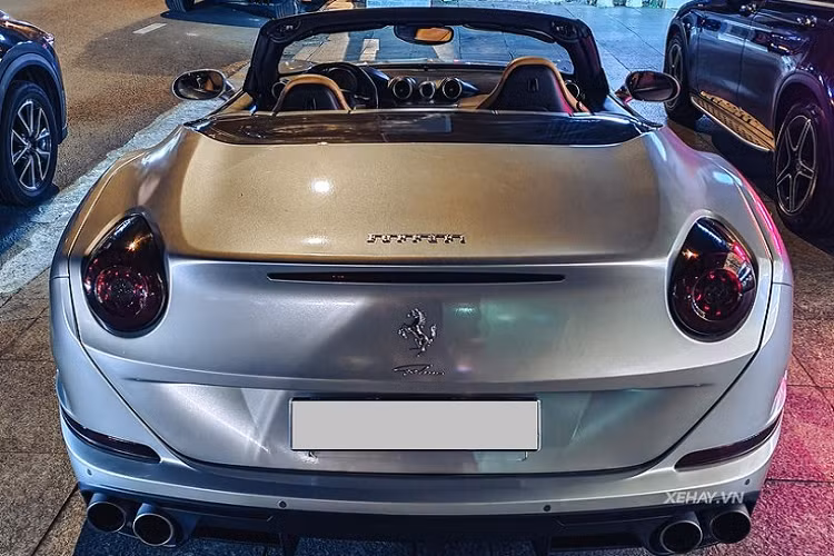 Xe có cấu hình 2+2 chỗ ngồi, gồm 2 ghế trước thể thao và 2 ghế sau nhỏ hơn phù hợp cho trẻ em hoặc tận dụng làm khoang chứa đồ.