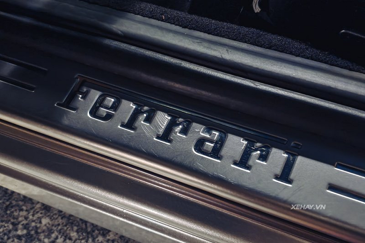 Chiếc California T sở hữu khoang nội thất màu da bò cao cấp cùng nhiều trang bị hiện đại như màn hình cảm ứng 6,5 inch tích hợp Apple CarPlay.