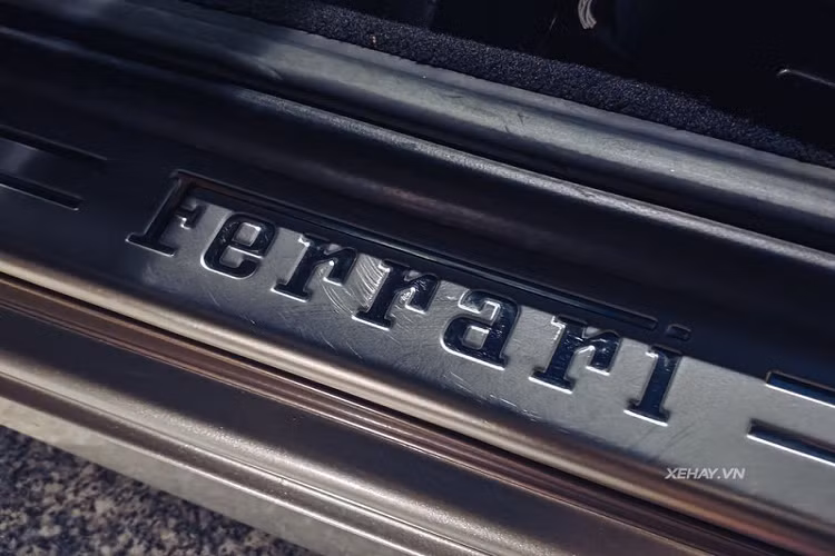 Chiếc California T sở hữu khoang nội thất màu da bò cao cấp cùng nhiều trang bị hiện đại như màn hình cảm ứng 6,5 inch tích hợp Apple CarPlay.