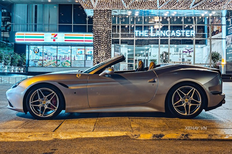 Ở thời điểm mới về nước, chiếc Ferrari California T tại Việt Nam có giá đồn đoán trên 12 tỷ đồng, gấp vài lần so với giá niêm yết tại Mỹ, khoảng (khoảng 4,5 tỷ đồng).