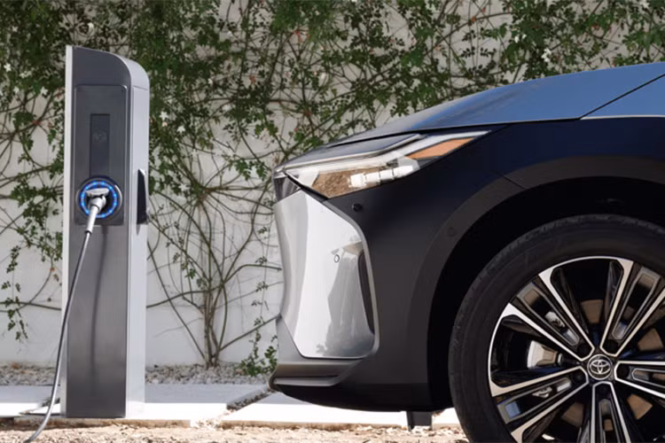 Chưa hết, Toyota bZ4X còn có bảng đồng hồ kỹ thuật số nằm sát với kính lái và màn hình cảm ứng cỡ lớn, phục vụ hệ thống thông tin giải trí mới nhất. Hệ thống này hỗ trợ tính năng cập nhật phần mềm qua Wi-Fi, định vị dựa trên đám mây và ra lệnh bằng giọng nói