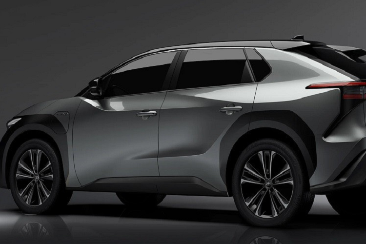 Những trang bị đáng chú ý còn lại của Toyota bZ4X bao gồm pin năng lượng mặt trời đặt trên nóc và hệ thống an toàn chủ động ADAS, bao gồm cả hệ thống hỗ trợ đỗ xe. Hiện giá xe Toyota bZ4X tại thị trường Thái Lan vẫn được giữ kín.