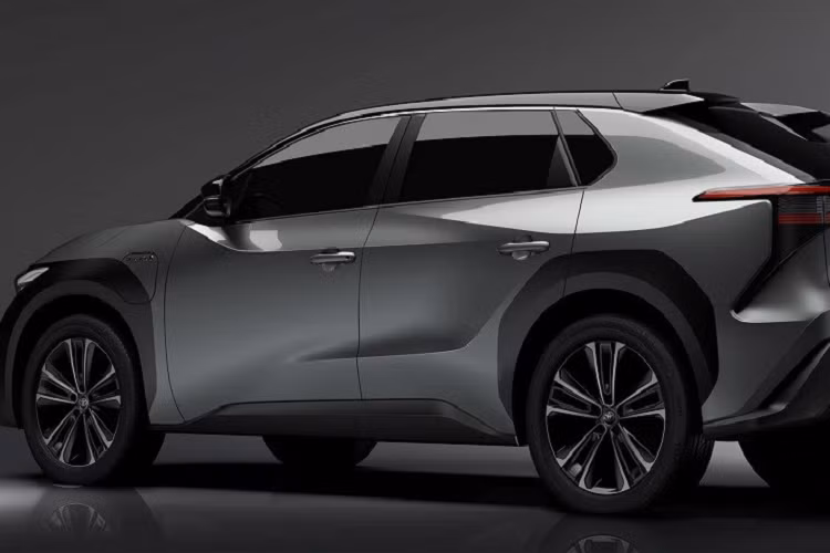 Những trang bị đáng chú ý còn lại của Toyota bZ4X bao gồm pin năng lượng mặt trời đặt trên nóc và hệ thống an toàn chủ động ADAS, bao gồm cả hệ thống hỗ trợ đỗ xe. Hiện giá xe Toyota bZ4X tại thị trường Thái Lan vẫn được giữ kín.